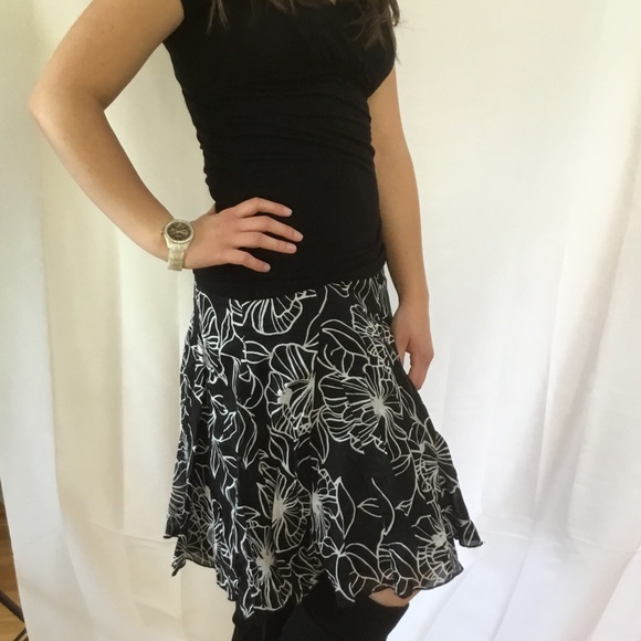 Apt 9 Black & White Floral Skirt Size 6 - Picture 2 of 7